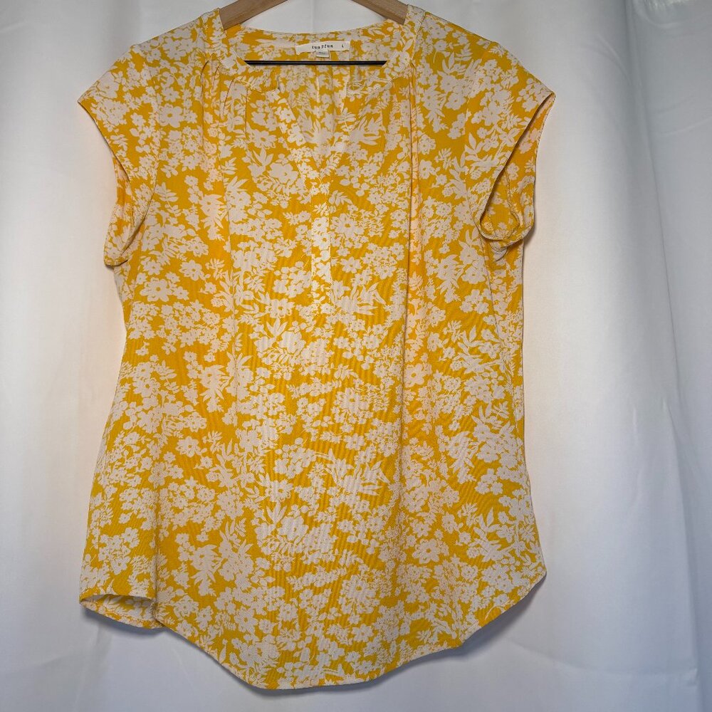 Fun 2 Fun Walden Split Neck Blouse Womens L Yellow Floral Curved Hem Flowy EUC